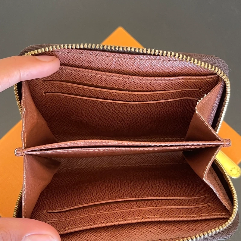 Louis Vuitton porte monnaie zippy monogram LUXE DE SECONDE MAIN AUTHENTIQUE CERTIFICAT D'AUTHENTICITE ENTRUPY. SAC DE LUXE D'OCCASION PAS CHER.