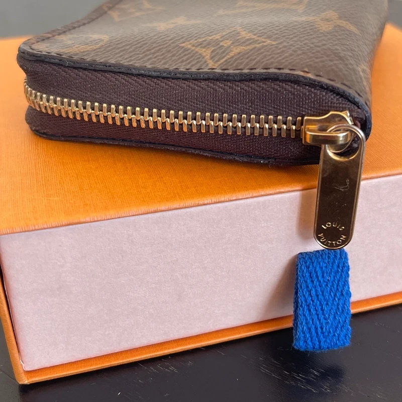 Louis Vuitton porte monnaie zippy monogram LUXE DE SECONDE MAIN AUTHENTIQUE CERTIFICAT D'AUTHENTICITE ENTRUPY. SAC DE LUXE D'OCCASION PAS CHER.