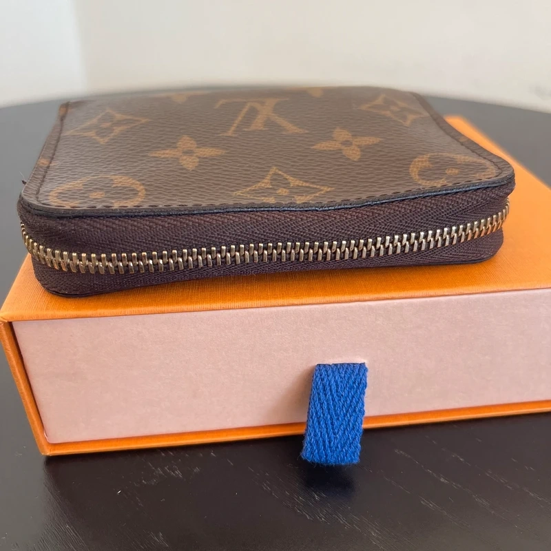 Louis Vuitton porte monnaie zippy monogram LUXE DE SECONDE MAIN AUTHENTIQUE CERTIFICAT D'AUTHENTICITE ENTRUPY. SAC DE LUXE D'OCCASION PAS CHER.