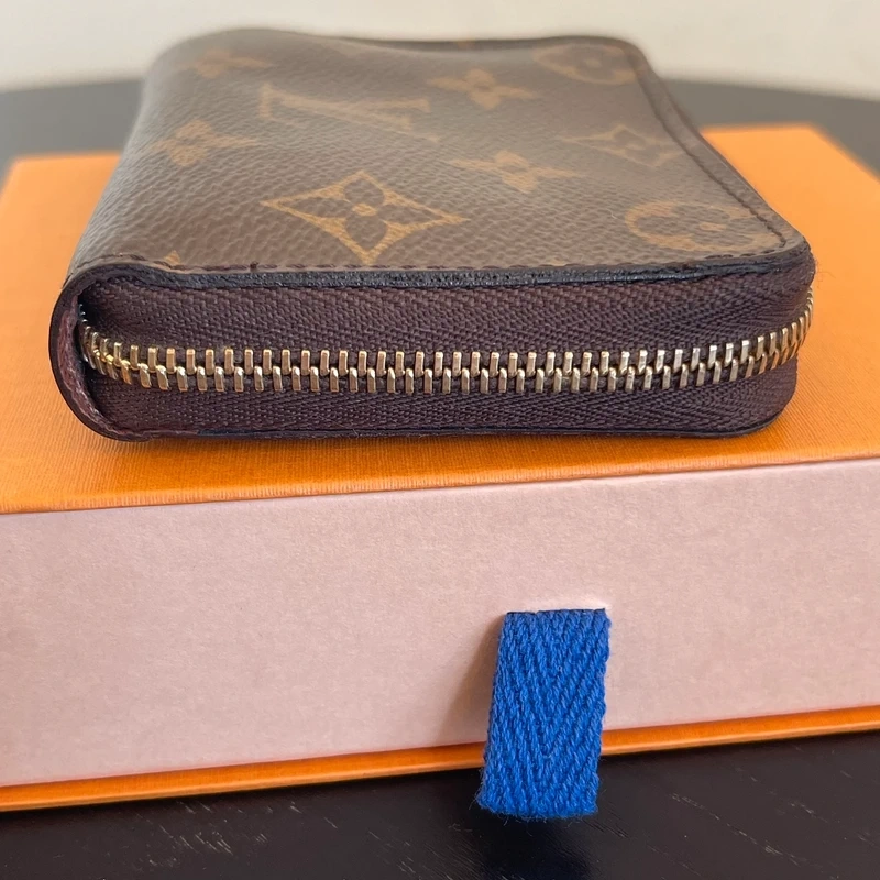 Louis Vuitton porte monnaie zippy monogram LUXE DE SECONDE MAIN AUTHENTIQUE CERTIFICAT D'AUTHENTICITE ENTRUPY. SAC DE LUXE D'OCCASION PAS CHER.