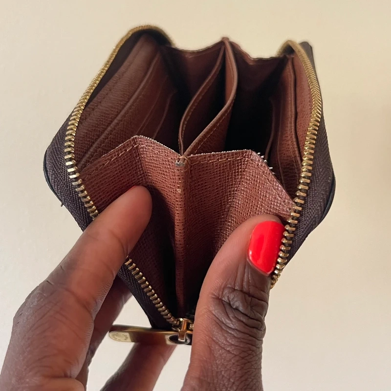 Louis Vuitton porte monnaie zippy monogram LUXE DE SECONDE MAIN AUTHENTIQUE CERTIFICAT D'AUTHENTICITE ENTRUPY. SAC DE LUXE D'OCCASION PAS CHER.