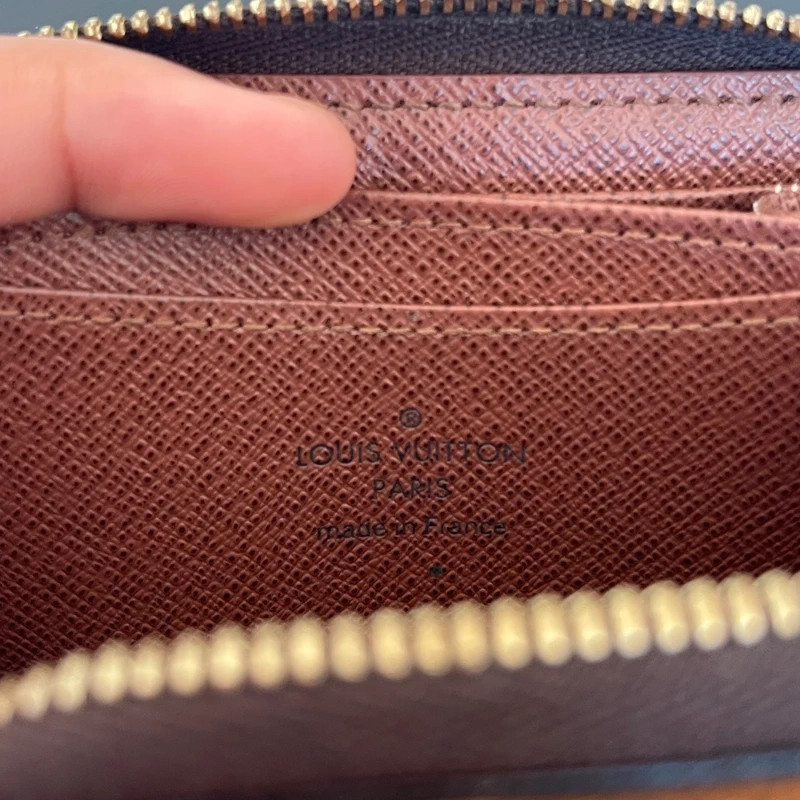 Louis Vuitton porte monnaie zippy monogram LUXE DE SECONDE MAIN AUTHENTIQUE CERTIFICAT D'AUTHENTICITE ENTRUPY. SAC DE LUXE D'OCCASION PAS CHER.