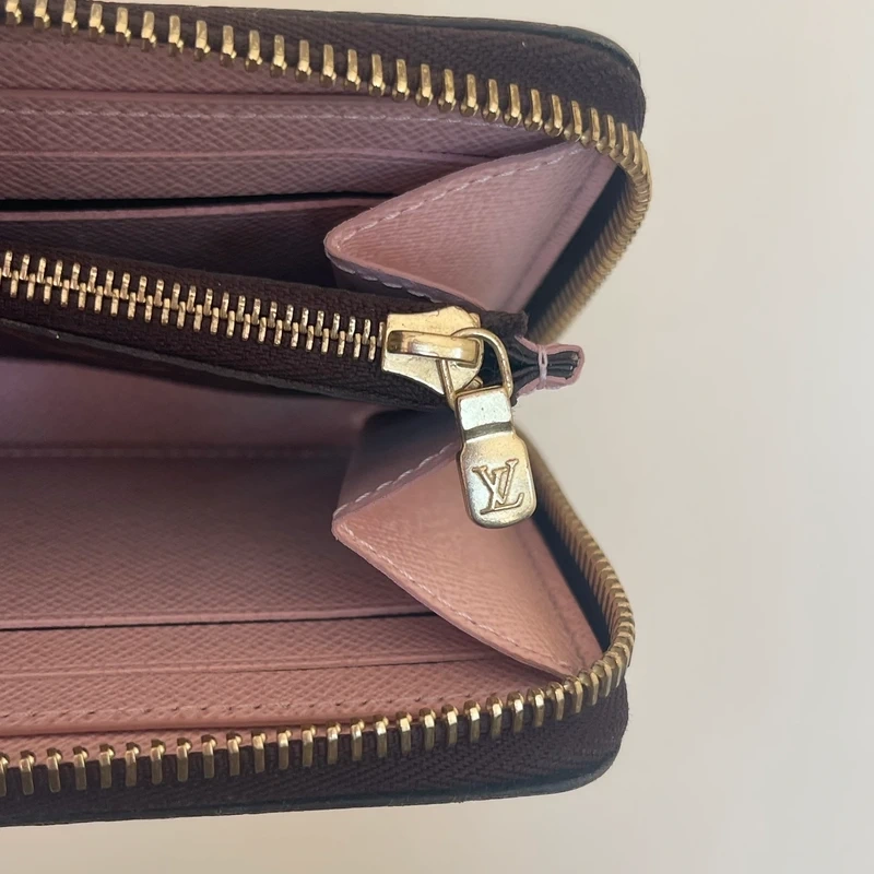 LOUIS VUITTON portefeuille Clémence monogram ballerine. LUXE DE SECONDE MAIN AUTHENTIQUE. LV FULL SET. SAC DE LUXE
