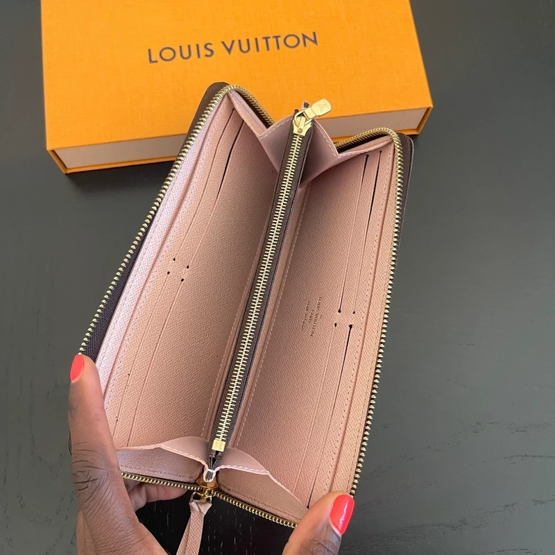 LOUIS VUITTON portefeuille Clémence monogram ballerine. LUXE DE SECONDE MAIN AUTHENTIQUE. LV FULL SET. SAC DE LUXE