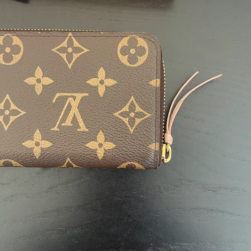 LOUIS VUITTON portefeuille Clémence monogram ballerine. LUXE DE SECONDE MAIN AUTHENTIQUE. LV FULL SET. SAC DE LUXE