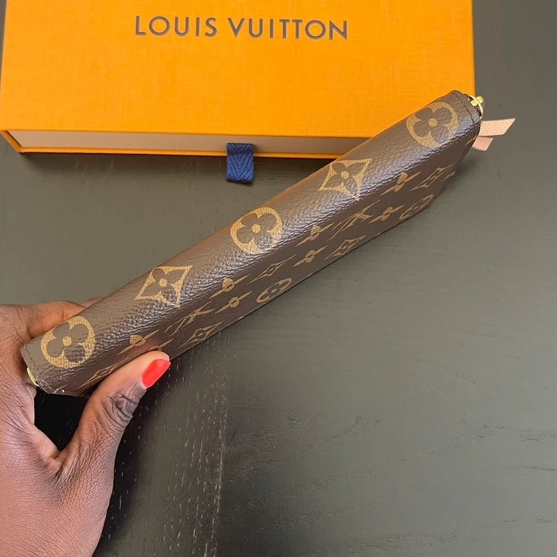 LOUIS VUITTON portefeuille Clémence monogram ballerine. LUXE DE SECONDE MAIN AUTHENTIQUE. LV FULL SET. SAC DE LUXE
