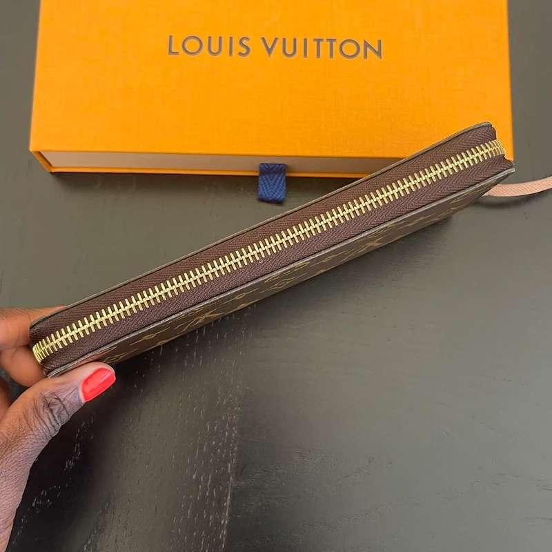 LOUIS VUITTON portefeuille Clémence monogram ballerine. LUXE DE SECONDE MAIN AUTHENTIQUE. LV FULL SET. SAC DE LUXE