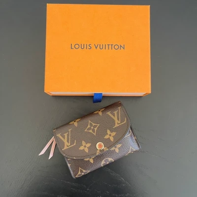 Louis Vuitton portefeuille Rosalie monogram ballerine. Luxe de seconde main authentique