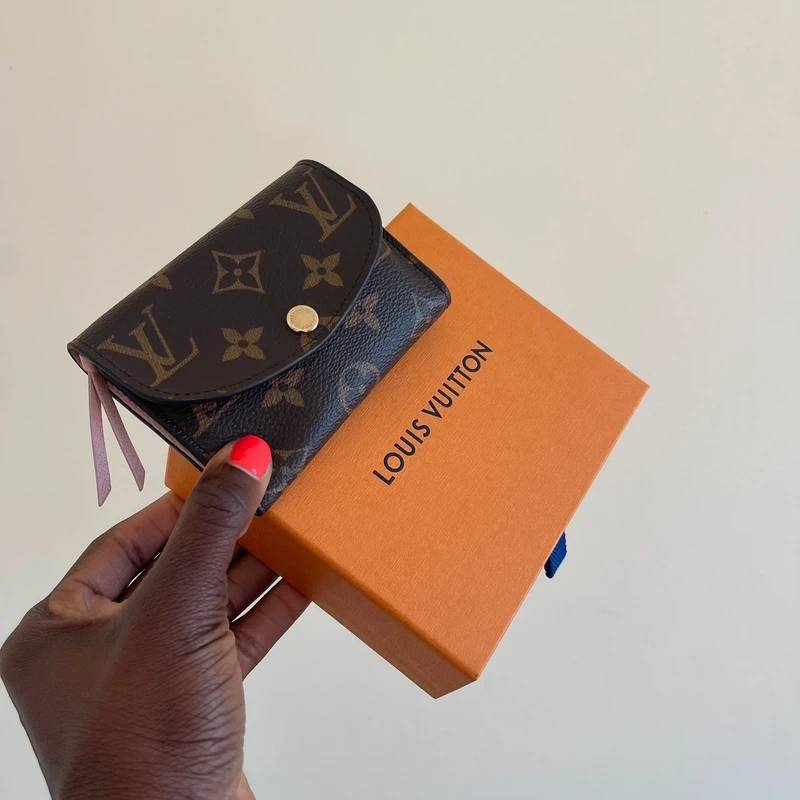 Louis Vuitton portefeuille Rosalie monogram ballerine. Luxe de seconde main authentique