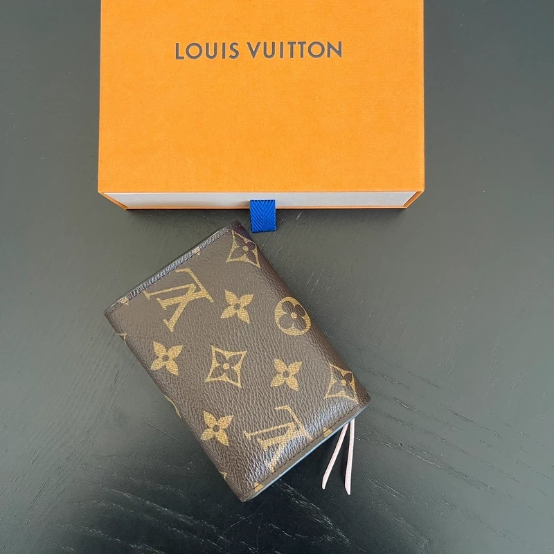 Louis Vuitton portefeuille Rosalie monogram ballerine. Luxe de seconde main authentique