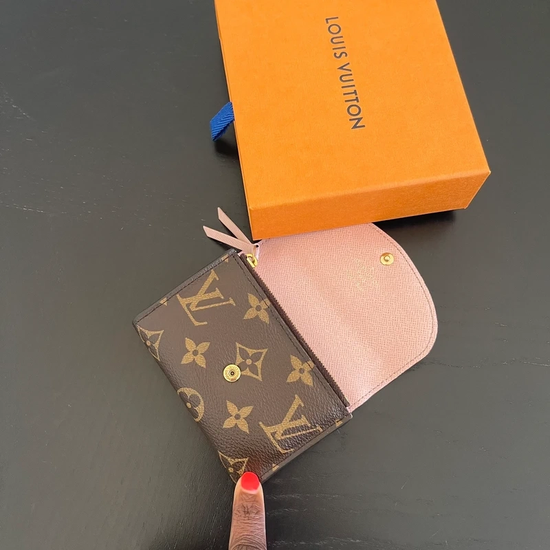 Louis Vuitton portefeuille Rosalie monogram ballerine. Luxe de seconde main authentique