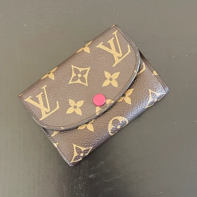Louis Vuitton portefeuille Rosalie pivoine monogram. LUXE DE SECONDE MAIN AUTHENTIQUE. SAC DE LUXE