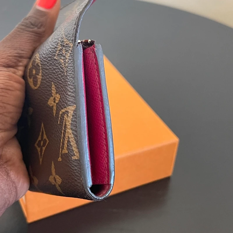 Louis Vuitton portefeuille Rosalie pivoine monogram. LUXE DE SECONDE MAIN AUTHENTIQUE. SAC DE LUXE