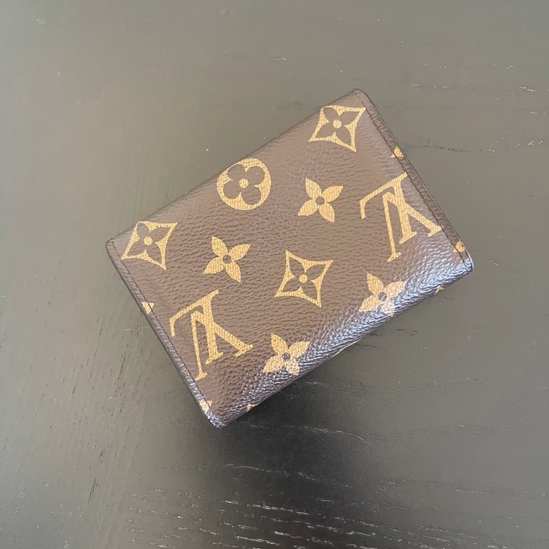 Louis Vuitton portefeuille Rosalie pivoine monogram. LUXE DE SECONDE MAIN AUTHENTIQUE. SAC DE LUXE