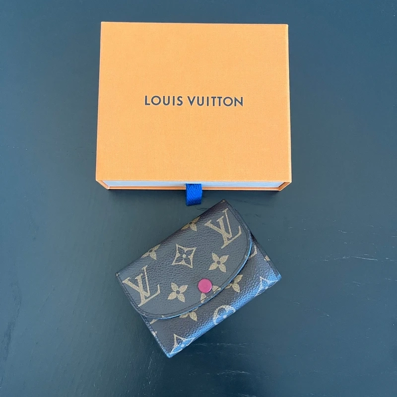 Louis Vuitton portefeuille Rosalie pivoine monogram. LUXE DE SECONDE MAIN AUTHENTIQUE. SAC DE LUXE
