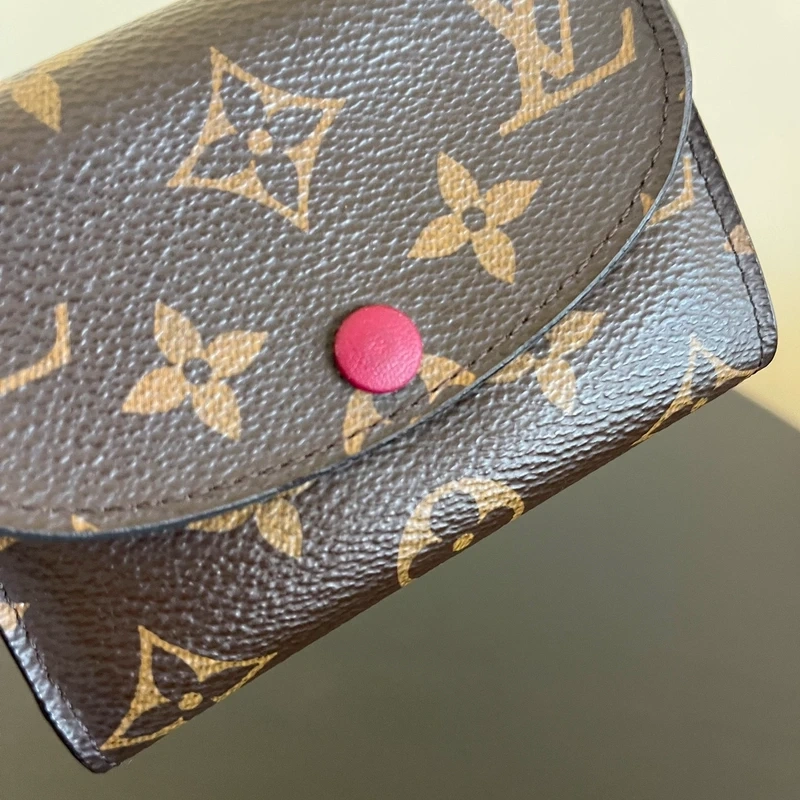 Louis Vuitton portefeuille Rosalie pivoine monogram. LUXE DE SECONDE MAIN AUTHENTIQUE. SAC DE LUXE