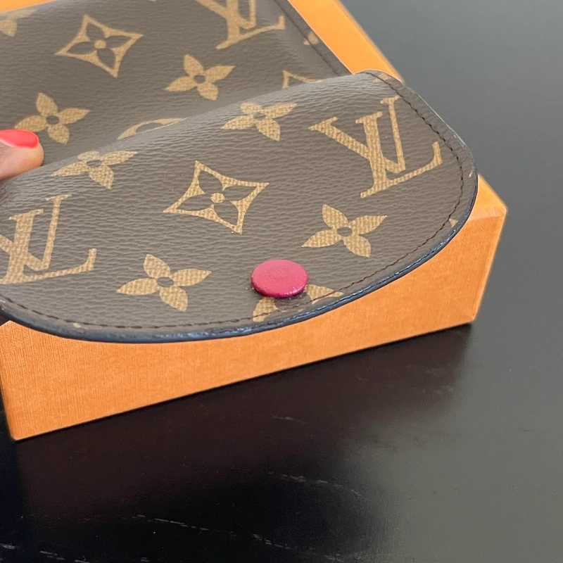 Louis Vuitton portefeuille Rosalie pivoine monogram. LUXE DE SECONDE MAIN AUTHENTIQUE. SAC DE LUXE