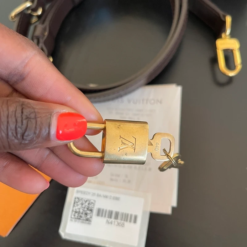Louis Vuitton speedy 25 bandoulière damier ébène LUXE DE SECONDE MAIN AUTHENTIQUE. SAC DE LUXE LV ENTRUPY CERTIFICATE