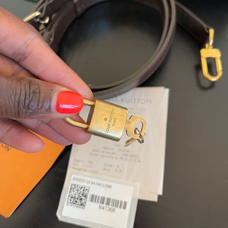 Louis Vuitton speedy 25 bandoulière damier ébène LUXE DE SECONDE MAIN AUTHENTIQUE. SAC DE LUXE LV ENTRUPY CERTIFICATE