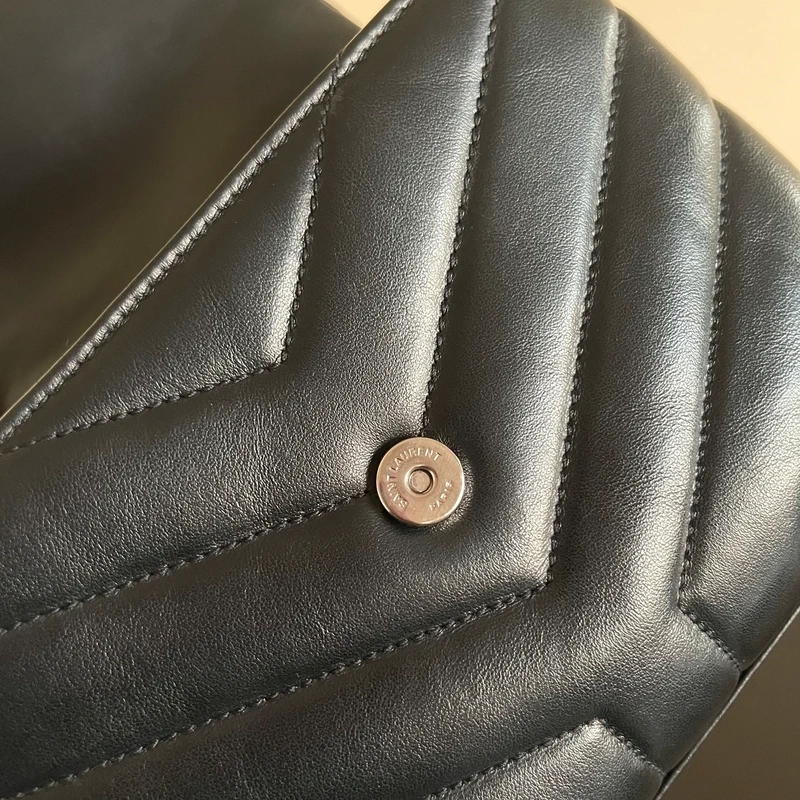 Yves saint laurent loulou toy noir bijouterie argentée SAC DE LUXE DE SECONDE MAIN AUTHENTIQUE CERTIFICAT D'AUTHENTICITE ENTRUPY. SAC DE LUXE D'OCCASION PAS CHER YSL FULL SET.