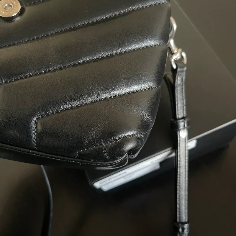 Yves saint laurent loulou toy noir bijouterie argentée SAC DE LUXE DE SECONDE MAIN AUTHENTIQUE CERTIFICAT D'AUTHENTICITE ENTRUPY. SAC DE LUXE D'OCCASION PAS CHER YSL FULL SET.