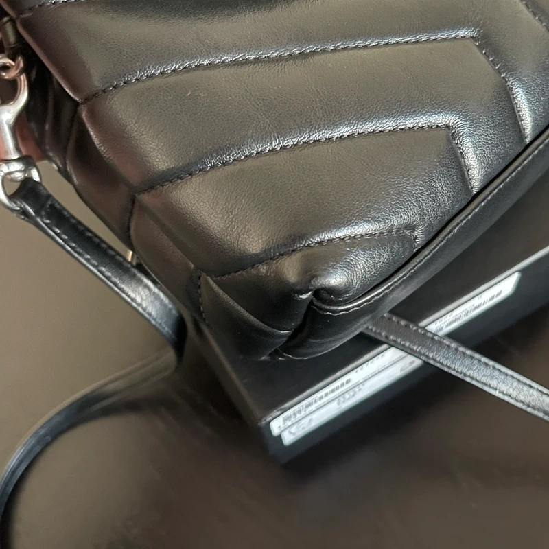 Yves saint laurent loulou toy noir bijouterie argentée SAC DE LUXE DE SECONDE MAIN AUTHENTIQUE CERTIFICAT D'AUTHENTICITE ENTRUPY. SAC DE LUXE D'OCCASION PAS CHER YSL FULL SET.