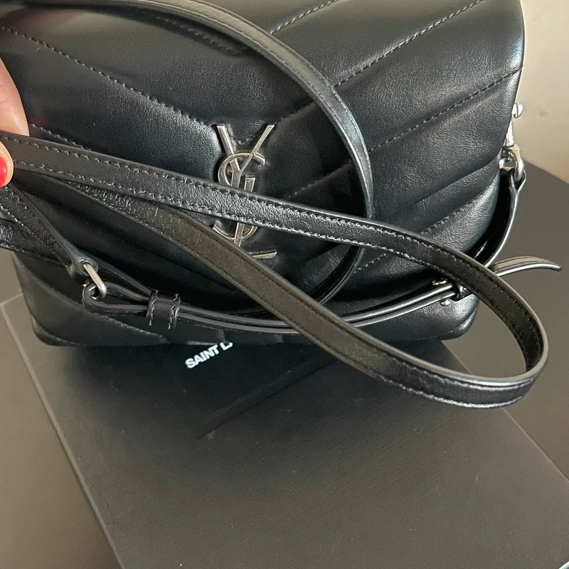 Yves saint laurent loulou toy noir bijouterie argentée SAC DE LUXE DE SECONDE MAIN AUTHENTIQUE CERTIFICAT D'AUTHENTICITE ENTRUPY. SAC DE LUXE D'OCCASION PAS CHER YSL FULL SET.