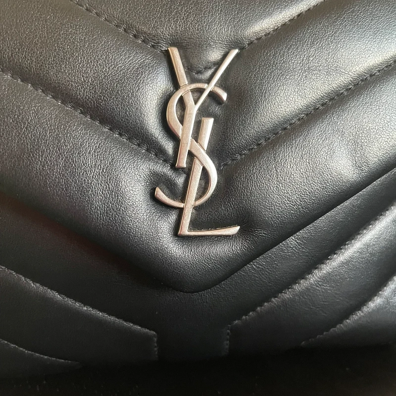 Yves saint laurent loulou toy noir bijouterie argentée SAC DE LUXE DE SECONDE MAIN AUTHENTIQUE CERTIFICAT D'AUTHENTICITE ENTRUPY. SAC DE LUXE D'OCCASION PAS CHER YSL FULL SET.