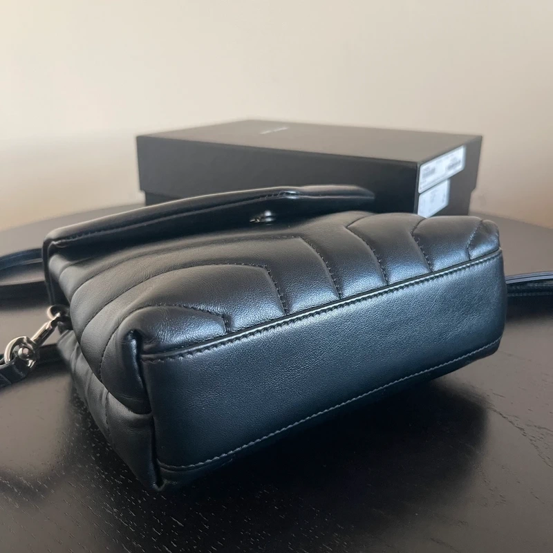 Yves saint laurent loulou toy noir bijouterie argentée SAC DE LUXE DE SECONDE MAIN AUTHENTIQUE CERTIFICAT D'AUTHENTICITE ENTRUPY. SAC DE LUXE D'OCCASION PAS CHER YSL FULL SET.