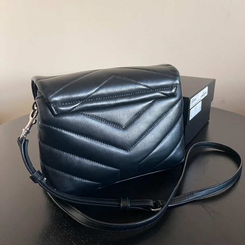 Yves saint laurent loulou toy noir bijouterie argentée SAC DE LUXE DE SECONDE MAIN AUTHENTIQUE CERTIFICAT D'AUTHENTICITE ENTRUPY. SAC DE LUXE D'OCCASION PAS CHER YSL FULL SET.