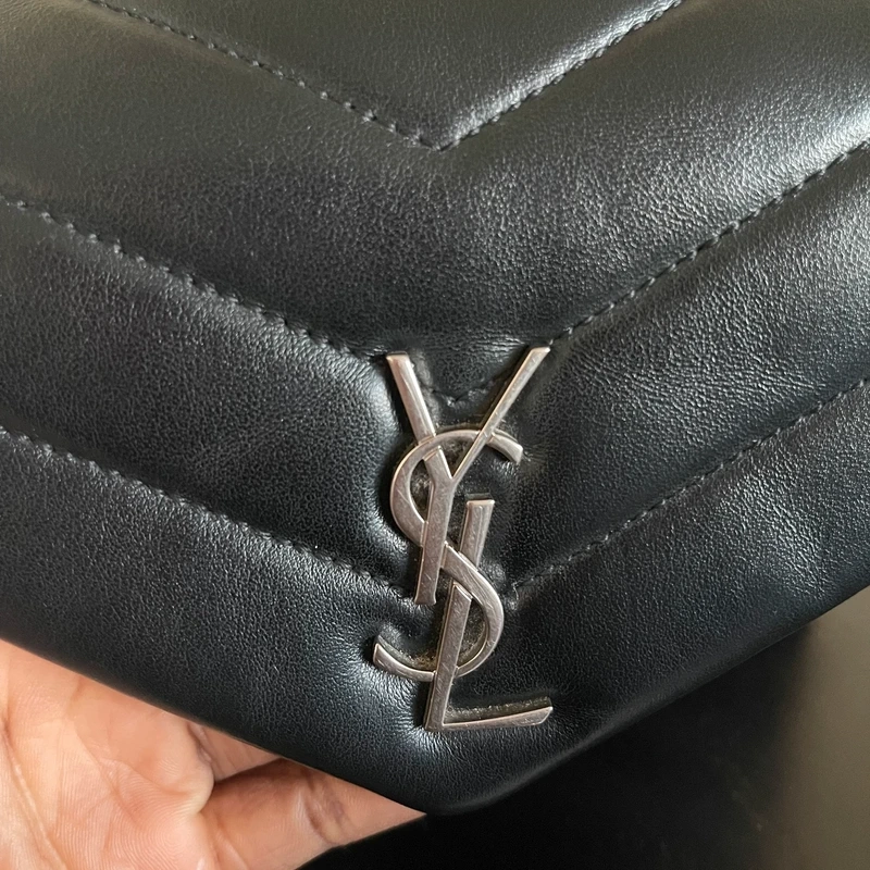Yves saint laurent loulou toy noir bijouterie argentée SAC DE LUXE DE SECONDE MAIN AUTHENTIQUE CERTIFICAT D'AUTHENTICITE ENTRUPY. SAC DE LUXE D'OCCASION PAS CHER YSL FULL SET.