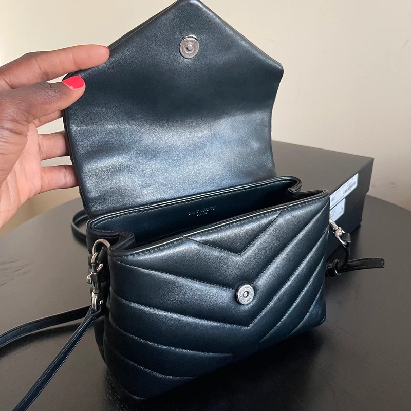 Yves saint laurent loulou toy noir bijouterie argentée SAC DE LUXE DE SECONDE MAIN AUTHENTIQUE CERTIFICAT D'AUTHENTICITE ENTRUPY. SAC DE LUXE D'OCCASION PAS CHER YSL FULL SET.