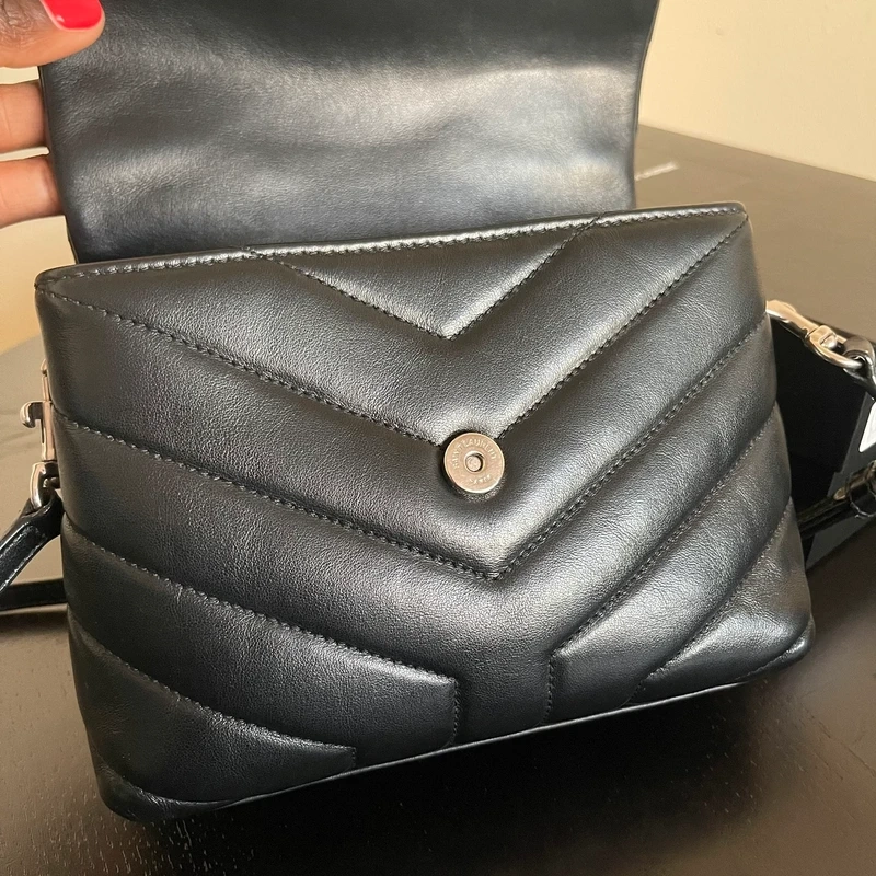 Yves saint laurent loulou toy noir bijouterie argentée SAC DE LUXE DE SECONDE MAIN AUTHENTIQUE CERTIFICAT D'AUTHENTICITE ENTRUPY. SAC DE LUXE D'OCCASION PAS CHER YSL FULL SET.