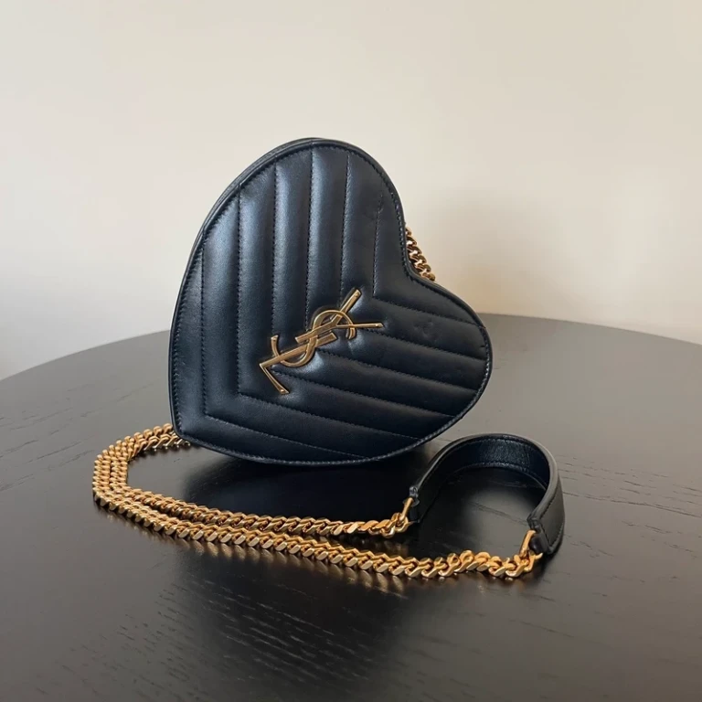 Yves Saint Laurent sac love en cuir noir et dorée LUXE DE SECONDE MAIN AUTHENTIQUE CERTIFICAT D'AUTHENTICITE ENTRUPY. SAC DE LUXE D'OCCASION PAS CHER LOUIS VUITTON FULL SET.