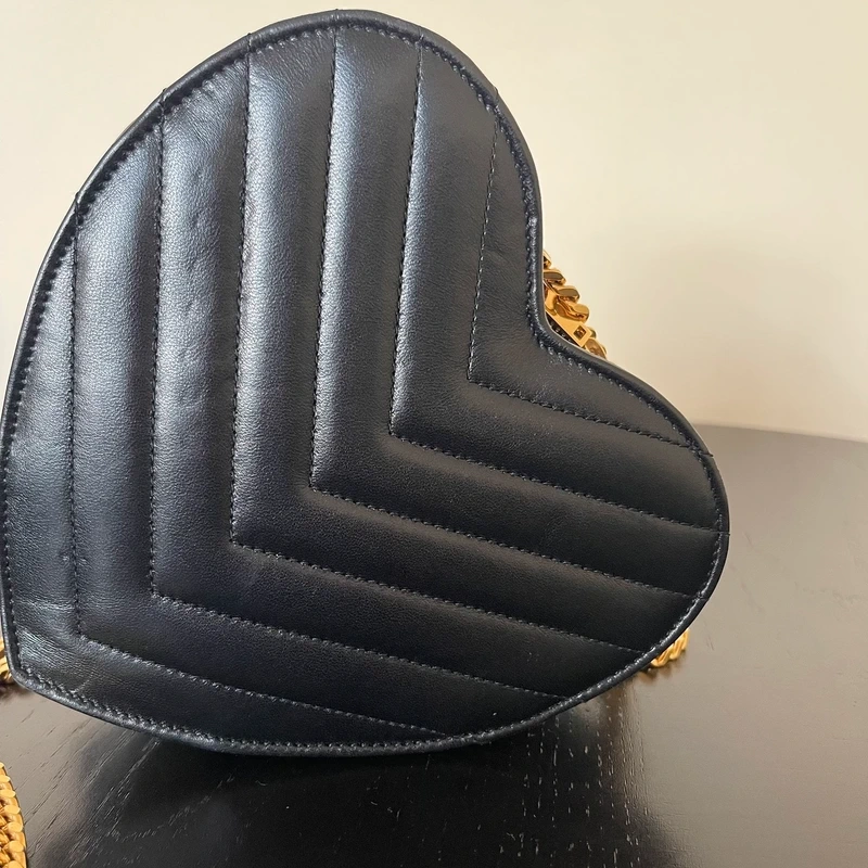Yves Saint Laurent sac love en cuir noir et dorée LUXE DE SECONDE MAIN AUTHENTIQUE CERTIFICAT D'AUTHENTICITE ENTRUPY. SAC DE LUXE D'OCCASION PAS CHER LOUIS VUITTON FULL SET.