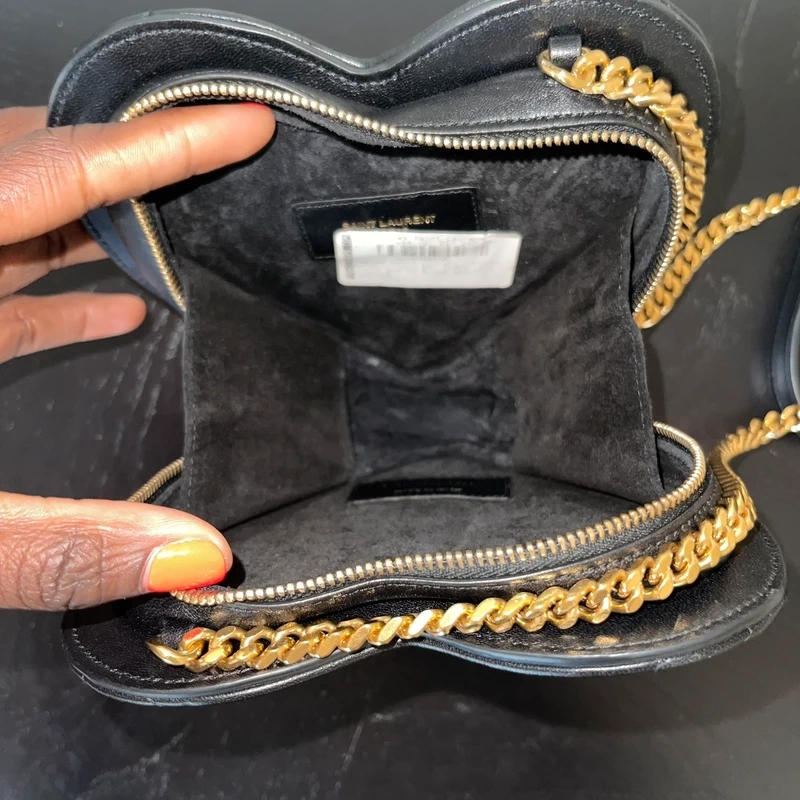 Yves Saint Laurent sac love en cuir noir et dorée LUXE DE SECONDE MAIN AUTHENTIQUE CERTIFICAT D'AUTHENTICITE ENTRUPY. SAC DE LUXE D'OCCASION PAS CHER LOUIS VUITTON FULL SET.