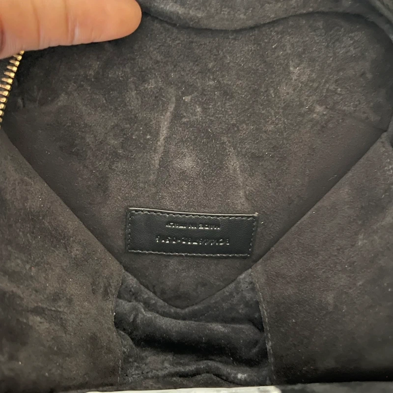 Yves Saint Laurent sac love en cuir noir et dorée LUXE DE SECONDE MAIN AUTHENTIQUE CERTIFICAT D'AUTHENTICITE ENTRUPY. SAC DE LUXE D'OCCASION PAS CHER LOUIS VUITTON FULL SET.