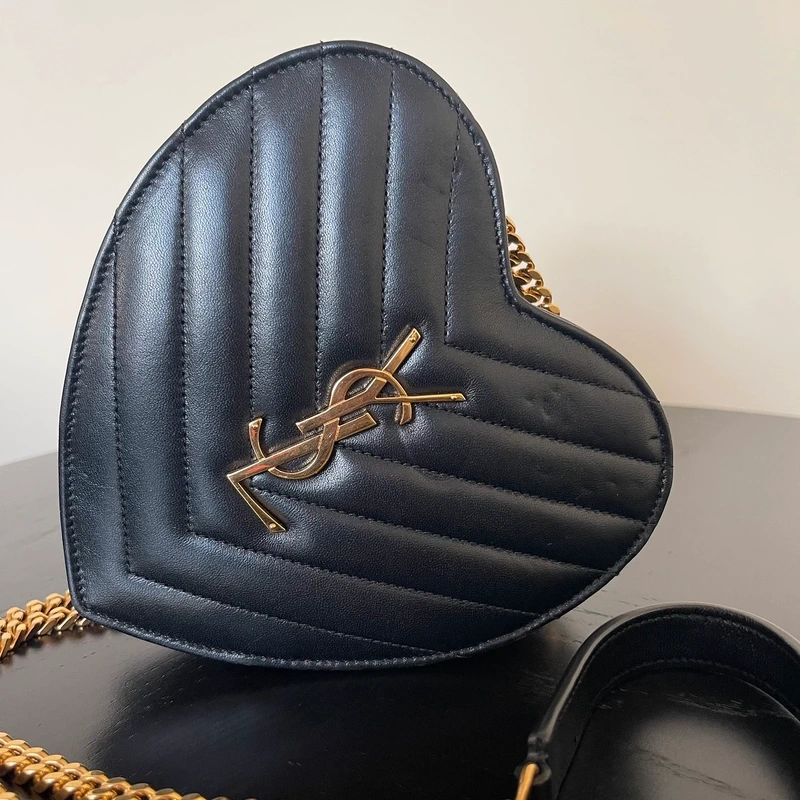 Yves Saint Laurent sac love en cuir noir et dorée LUXE DE SECONDE MAIN AUTHENTIQUE CERTIFICAT D'AUTHENTICITE ENTRUPY. SAC DE LUXE D'OCCASION PAS CHER LOUIS VUITTON FULL SET.