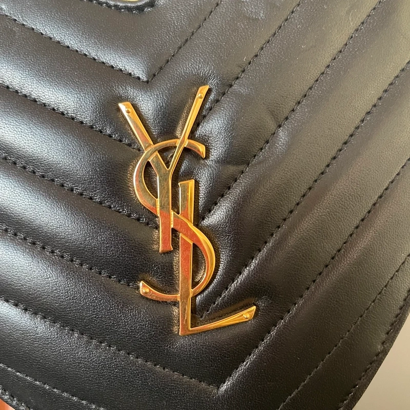 Yves Saint Laurent sac love en cuir noir et dorée LUXE DE SECONDE MAIN AUTHENTIQUE CERTIFICAT D'AUTHENTICITE ENTRUPY. SAC DE LUXE D'OCCASION PAS CHER LOUIS VUITTON FULL SET.