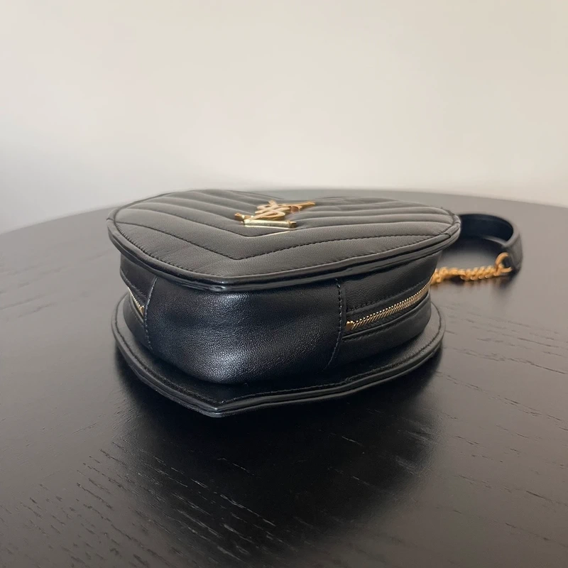 Yves Saint Laurent sac love en cuir noir et dorée LUXE DE SECONDE MAIN AUTHENTIQUE CERTIFICAT D'AUTHENTICITE ENTRUPY. SAC DE LUXE D'OCCASION PAS CHER LOUIS VUITTON FULL SET.
