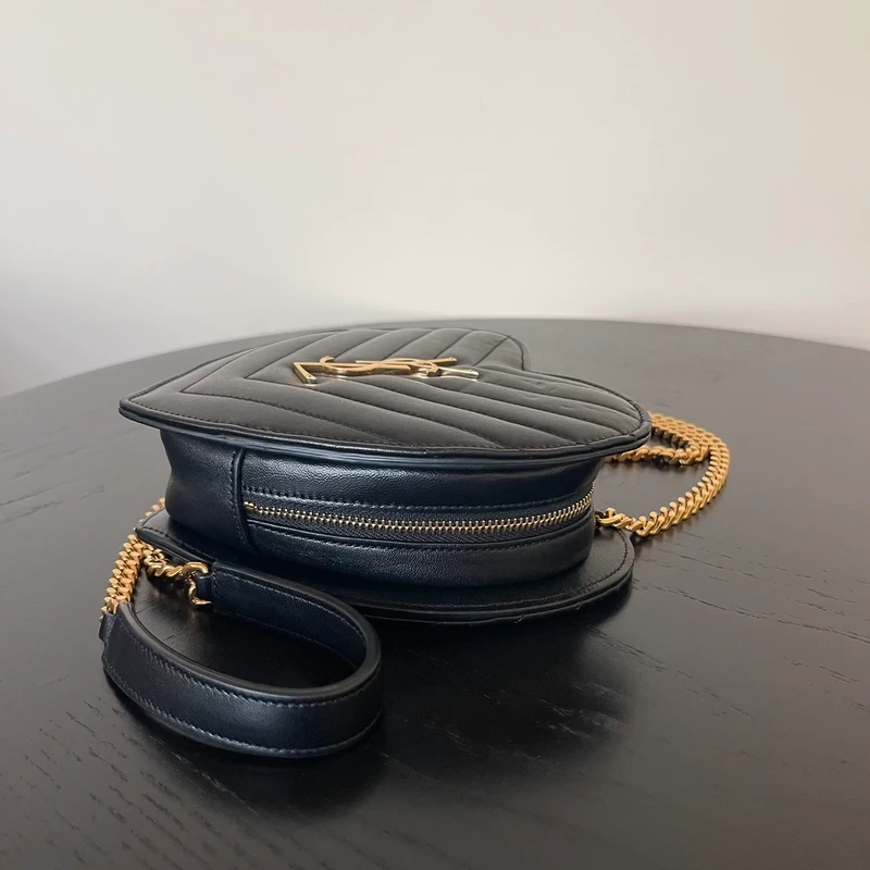 Yves Saint Laurent sac love en cuir noir et dorée LUXE DE SECONDE MAIN AUTHENTIQUE CERTIFICAT D'AUTHENTICITE ENTRUPY. SAC DE LUXE D'OCCASION PAS CHER LOUIS VUITTON FULL SET.