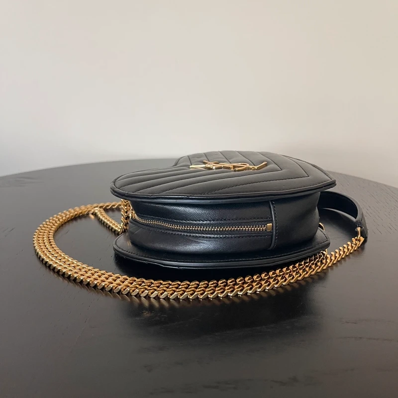 Yves Saint Laurent sac love en cuir noir et dorée LUXE DE SECONDE MAIN AUTHENTIQUE CERTIFICAT D'AUTHENTICITE ENTRUPY. SAC DE LUXE D'OCCASION PAS CHER LOUIS VUITTON FULL SET.