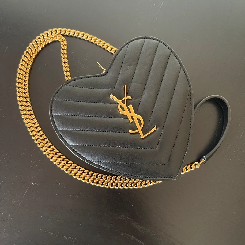 Yves Saint Laurent sac love en cuir noir et dorée LUXE DE SECONDE MAIN AUTHENTIQUE CERTIFICAT D'AUTHENTICITE ENTRUPY. SAC DE LUXE D'OCCASION PAS CHER LOUIS VUITTON FULL SET.