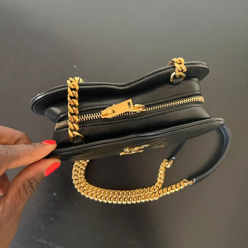 Yves Saint Laurent sac love en cuir noir et dorée LUXE DE SECONDE MAIN AUTHENTIQUE CERTIFICAT D'AUTHENTICITE ENTRUPY. SAC DE LUXE D'OCCASION PAS CHER LOUIS VUITTON FULL SET.