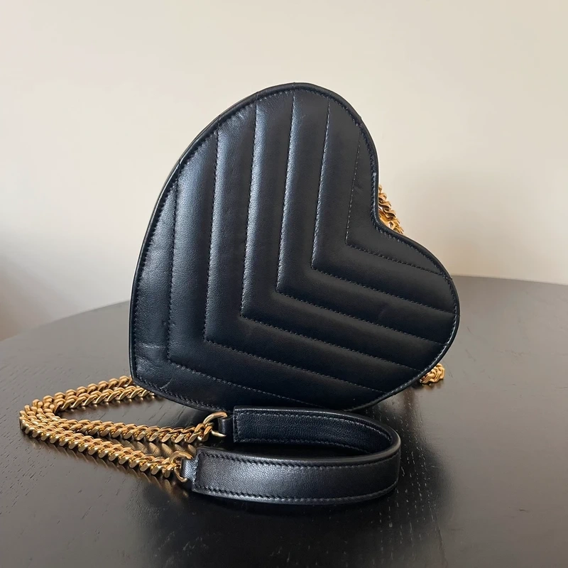 Yves Saint Laurent sac love en cuir noir et dorée LUXE DE SECONDE MAIN AUTHENTIQUE CERTIFICAT D'AUTHENTICITE ENTRUPY. SAC DE LUXE D'OCCASION PAS CHER LOUIS VUITTON FULL SET.