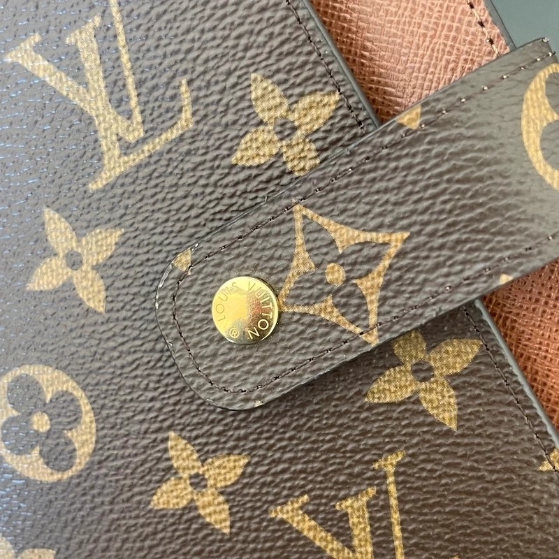 Louis Vuitton couverture pour agenda MM monogram SAC DE LUXE LV. LUXE DE SECONDE MAIN AUTHENTIQUE. ENTRUPY CERTIFICATE