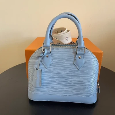 LOUIS VUITTON Alma BB cuir épi bleu nuage SAC DE LUXE LV. LUXE DE SECONDE MAIN AUTHENTIQUE. ENTRUPY CERTIFICATE