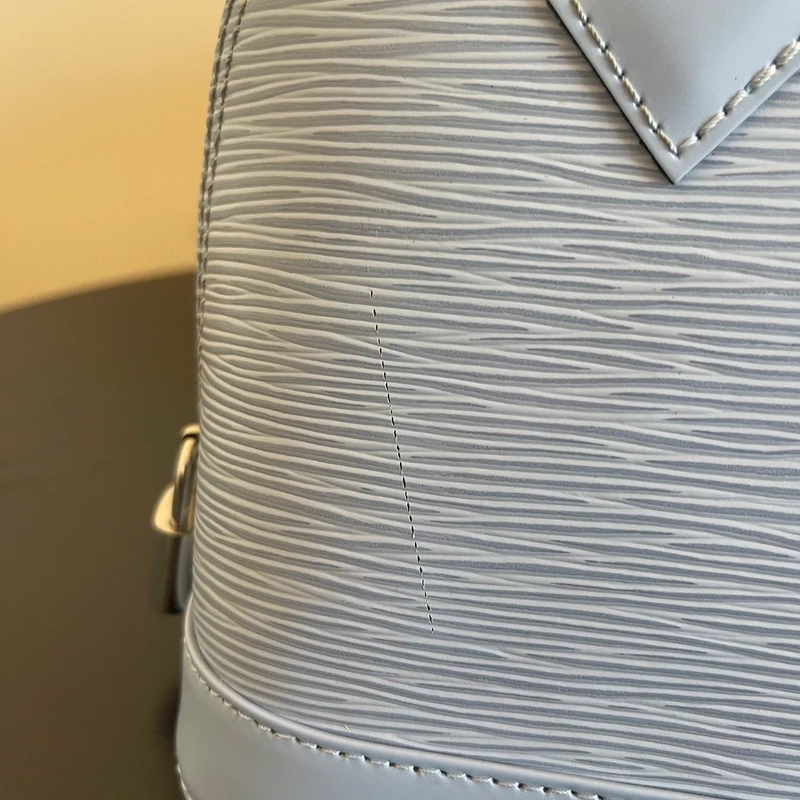 LOUIS VUITTON Alma BB cuir épi bleu nuage SAC DE LUXE LV. LUXE DE SECONDE MAIN AUTHENTIQUE. ENTRUPY CERTIFICATE