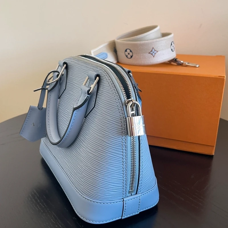 LOUIS VUITTON Alma BB cuir épi bleu nuage SAC DE LUXE LV. LUXE DE SECONDE MAIN AUTHENTIQUE. ENTRUPY CERTIFICATE