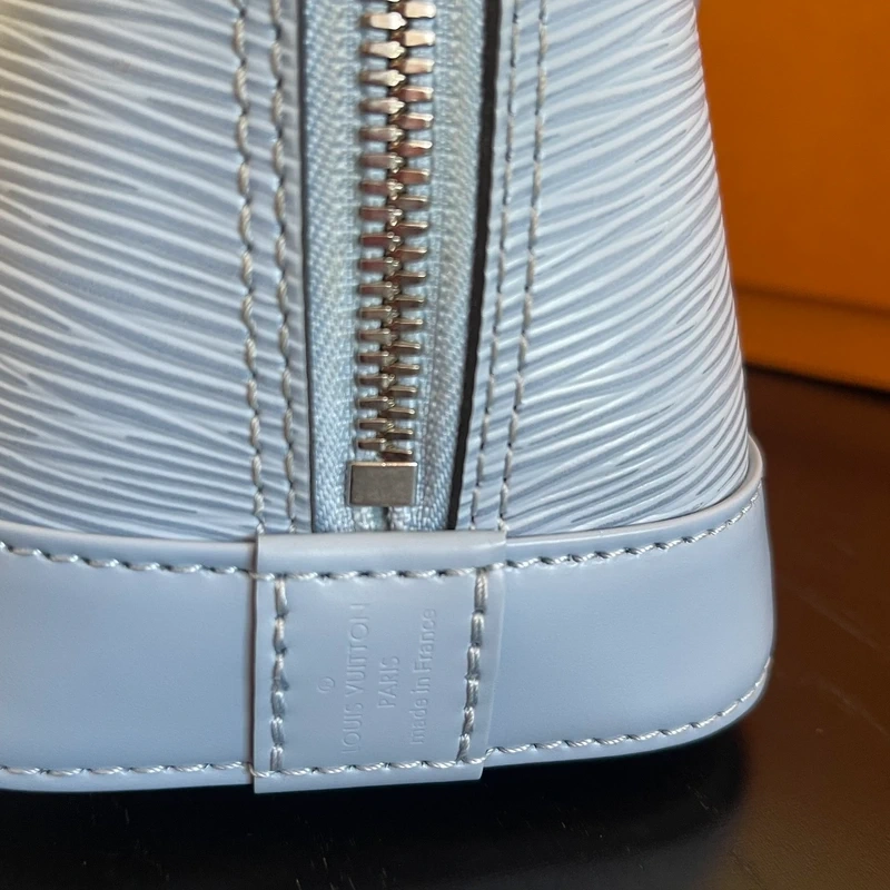 LOUIS VUITTON Alma BB cuir épi bleu nuage SAC DE LUXE LV. LUXE DE SECONDE MAIN AUTHENTIQUE. ENTRUPY CERTIFICATE